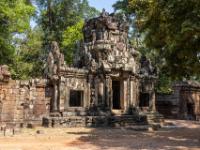 Wuchtiges steinernes Tor mit Fensteröffnungen - Angkor Thom - Kambodscha